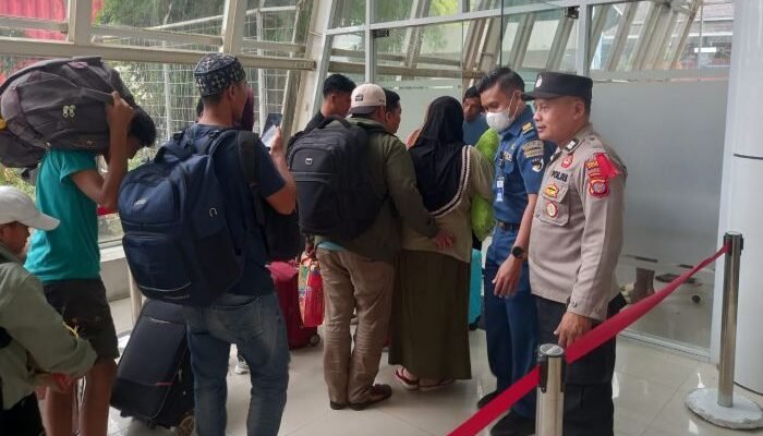 Polsek Kawasan Pelabuhan Semayang Siapkan Personil Cadangan dan Gencarkan Imbauan Kamtibmas di Pelabuhan Semayang, Balikpapan, Sabtu (5/4/2025). Foto: HO/Humas Polresta Balikpapan