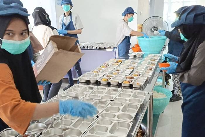 Aktivitas dapur SPPG di beberapa Kecamatan di Kabupaten Bandung, Jawa Barat, sebelum menu makanan untuk program MBG didistribusikan ke beberapa sekolah, Selasa 25/2/2025. Foto: KOMPAS.COM/M. Elgana Mubarokah