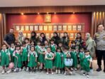 Puluhan siswa-siswi Kelompok Bermain (KB) Edelweis Balikpapan melakukan kunjungan edukatif ke Mapolda Kaltim, Jalan Syarifuddin Yoes No. 99, Balikpapan, pada Selasa pagi (29/04/2025). Foto: HO/Humas Polda Kaltim