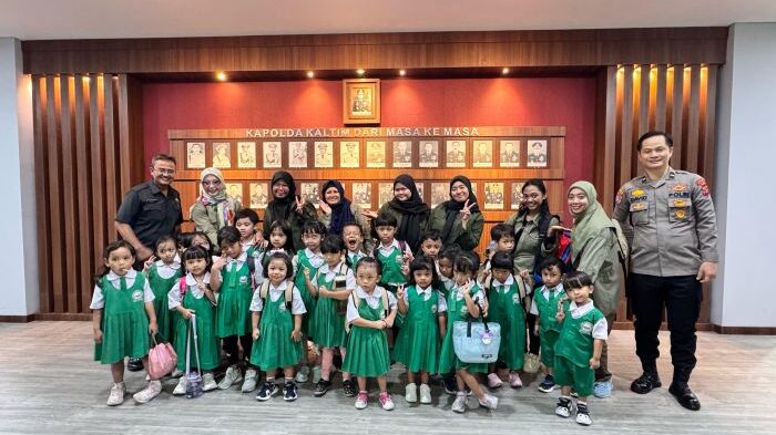 Puluhan siswa-siswi Kelompok Bermain (KB) Edelweis Balikpapan melakukan kunjungan edukatif ke Mapolda Kaltim, Jalan Syarifuddin Yoes No. 99, Balikpapan, pada Selasa pagi (29/04/2025). Foto: HO/Humas Polda Kaltim