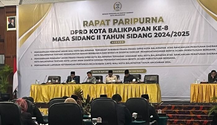 Rapat paripurna dipimpin langsung oleh Ketua DPRD Balikpapan, Alwi Al Qadri bersama Wakil Wali Kota Balikpapan, H. Bagus Susetyo. Didampingi, Sekretaris Daerah Balikpapan, Muhaimin dan Wakil Ketua DPRD Balikpapan, Muhammad Taqwa dan Budiono, di Hotel Grand Senyiur Balikpapan, pada hari Senin (14/4/2025). Foto: BorneoFlash/Ardian