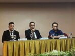 (ki:ka) Riskhi Bestari sebagai Marketing Communication Manager, General Manager Blue Sky Hotel Balikpapan, Firman Tamin dan Asep Supardi selaku Director of Hotel Operations saat press conference di Ballroom Blue Sky Hotel Balikpapan, pada hari Senin (28/4/2025). Foto: BorneoFlash/Niken Sulastri