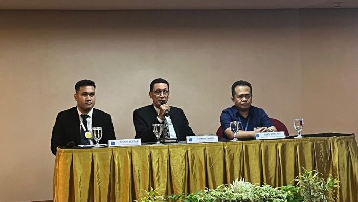 (ki:ka) Riskhi Bestari sebagai Marketing Communication Manager, General Manager Blue Sky Hotel Balikpapan, Firman Tamin dan Asep Supardi selaku Director of Hotel Operations saat press conference di Ballroom Blue Sky Hotel Balikpapan, pada hari Senin (28/4/2025). Foto: BorneoFlash/Niken Sulastri