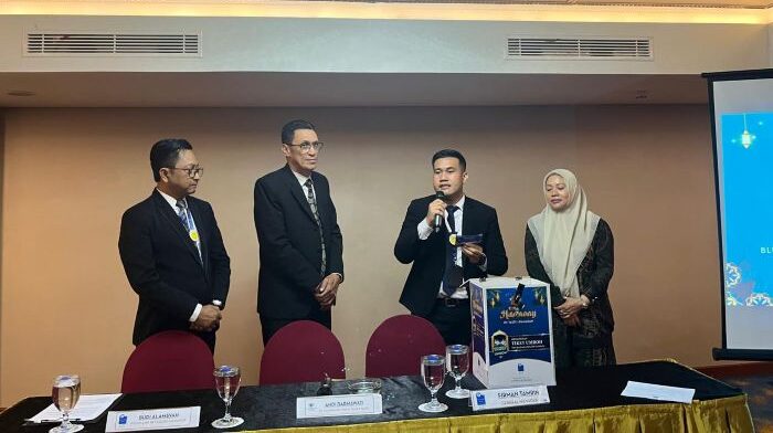 Riski Bestari selaku Marketing Communication Manager Blue Sky Hotel Balikpapan saat membacakan pemenang undian umroh. Foto: BorneoFlash/Niken Sulastri