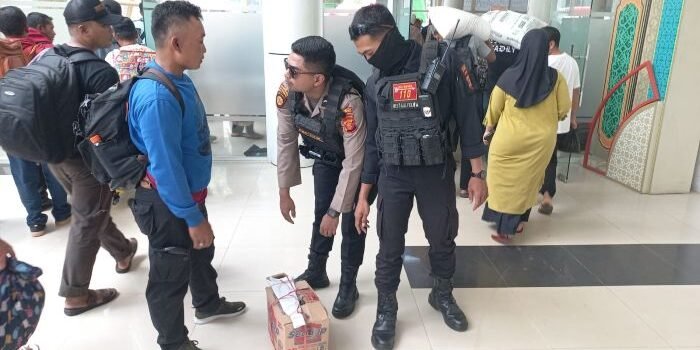 Arus Balik Membludak, Ratusan Personil Ops Ketupat Mahakam Dikerahkan Amankan Pelabuhan Semayang Balikpapan
