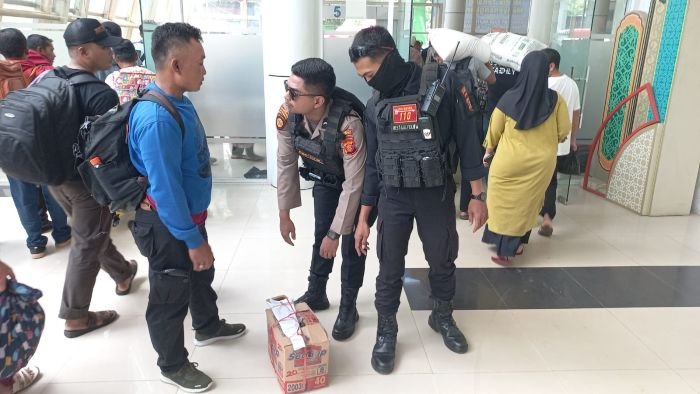 Satgas Operasi Ketupat Mahakam Polresta Balikpapan dikerahkan untuk mempertebal pengamanan di area pelabuhan, Rabu (9/4/2025). Foto: HO/Humas Polresta Balikpapan