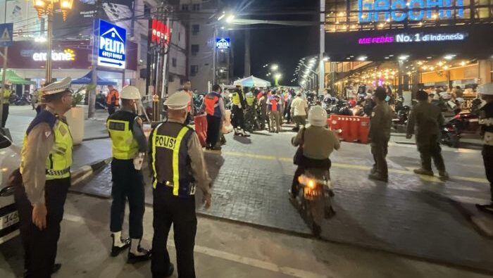 Satlantas Polresta Balikpapan bersama sejumlah instansi terkait menggelar aksi penertiban parkir liar di kawasan strategis Jalan MT. Haryono, Rabu malam (23/4/2025) mulai pukul 19.00 WITA. Foto: HO/Humas Polresta Balikpapan