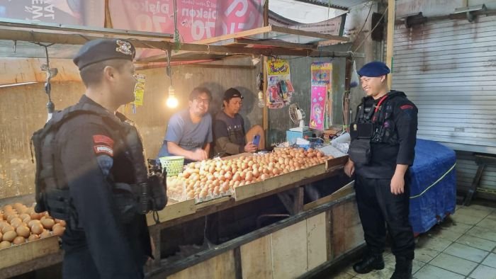 Satuan Brimob Polda Kalimantan Timur menggelar patroli intensif di sejumlah pasar tradisional Kota Balikpapan, Kamis (3/4/2025). Foto: HO/Humas Polda Kaltim