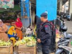 Satuan Brimob Polda Kalimantan Timur menggelar patroli intensif di sejumlah pasar tradisional Kota Balikpapan, Kamis (3/4/2025). Foto: HO/Humas Polda Kaltim