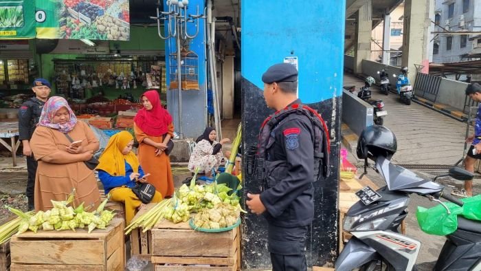 Satuan Brimob Polda Kalimantan Timur menggelar patroli intensif di sejumlah pasar tradisional Kota Balikpapan, Kamis (3/4/2025). Foto: HO/Humas Polda Kaltim