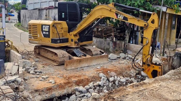 Sebagian drainase dan trotoar di di depan arah masuk Gang Gamelan terpaksa dibongkar hanya beberapa bulan setelah proyek tersebut rampung pada akhir 2024 lalu. Foto: BorneoFlash/Ist