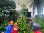 Sebuah rumah tiga lantai di kawasan padat penduduk RT 48, Kelurahan Muara Rapak, Kecamatan Balikpapan Utara, dilalap si jago merah. pada Jumat (11/4/2025) pukul 16.17 WITA. Foto: BorneoFlash/Agung Putra