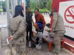 Seorang badut jalanan diamankan Satpol PP Bontang saat tengah menghibur warga di depan sebuah pom mini di Jalan Slamet Riyadi pada Rabu (23/4/2025) pagi. Foto: BorneoFlash/Ist