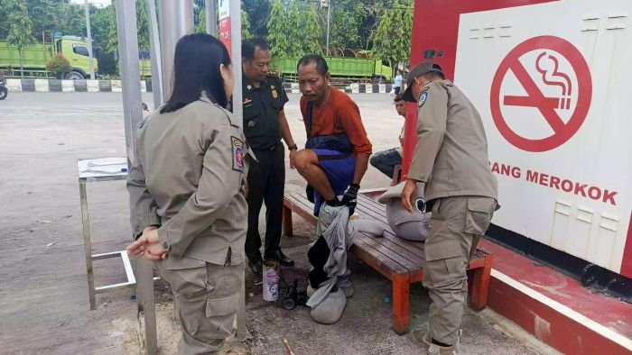 Seorang badut jalanan diamankan Satpol PP Bontang saat tengah menghibur warga di depan sebuah pom mini di Jalan Slamet Riyadi pada Rabu (23/4/2025) pagi. Foto: BorneoFlash/Ist