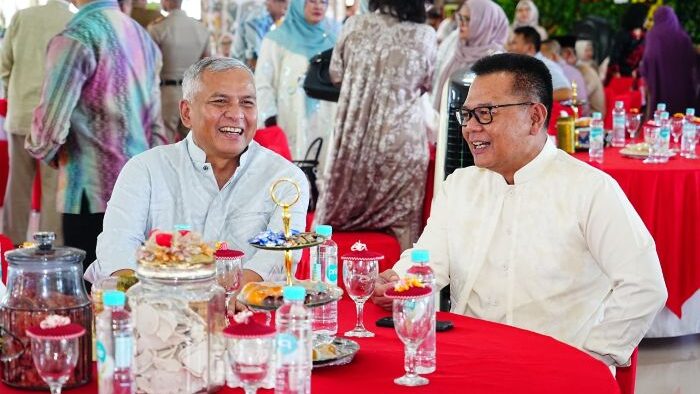 Kapolda Kalimantan Timur Irjen Pol Endar Priantoro, S.H., S.I.K., C.F.E., M.H., bersama Pangdam VI/Mulawarman Mayjen TNI Rudy Rachmat Nugraha, S.I.P., M.Sc.,  Saat Silaturahmi Halal Bihalal pada Hari Raya Idulfitri 1446 H/2025 M, Senin (31/3/2025). Foto: BorneoFlash/IST