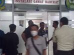 Situasi penanganan korban keracunan diduga dari sajian MBG di IGD RSUD Cianjur, Senin (21/4/2025) malam.(FOTO : FIRMAN TAUFIQURRAHMAN)