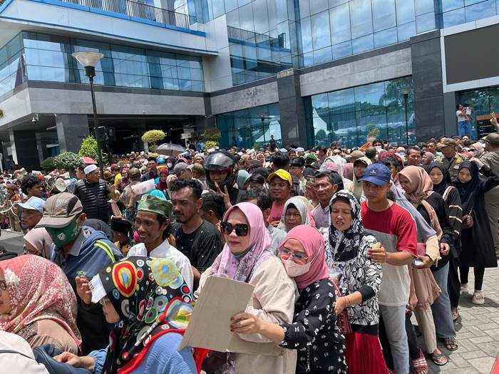 Suasana antrian pembagian infaq dan sedekah oleh Gubernur Kaltim di Halaman Kantor Gubernur Kaltim. Foto: BorneoFlash.com/NurAinunnisa
