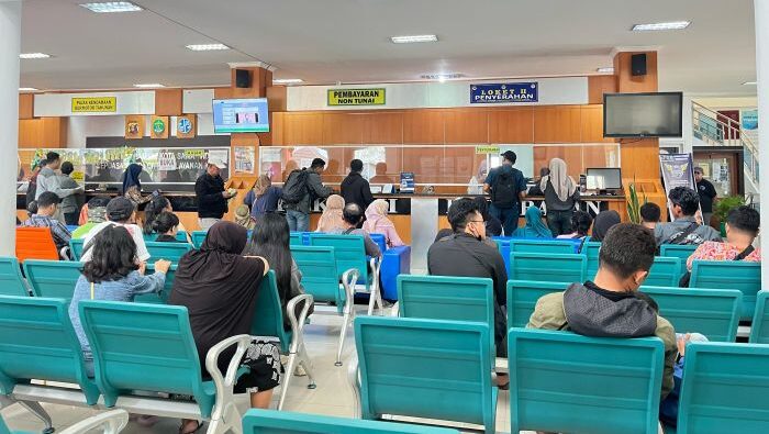 Suasana di Samsat Samarinda, masyarakat memanfaatkan program Pemutihan Pajak Kendaraan. Foto: BorneoFlash/Nur Ainunnisa