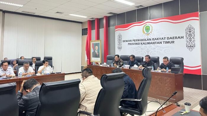 Suasana saat RDP Komisi II terkait penabrakan Jembatan Mahakam 1. Foto: BorneoFlash/Nur Ainunnisa