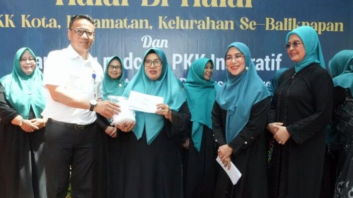 TP PKK Kota Balikpapan menjalin kerja sama dengan Dinas Lingkungan Hidup (DLH) Balikpapan untuk memperkuat program pengelolaan sampah berbasis masyarakat, pada Rabu (30/4/2025). Foto: BorneoFlash/IST