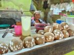 Tamsiah, salah satu pedagang kelapa parut di Pasar Taman Rawa Indah (Tamrin), Kelurahan Tanjung Laut Indah. Foto: BorneoFlash/Ist