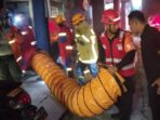Tim Brimob Polda Kaltim Respon Cepat Padamkan Api di Café Rasa Sayang, yang terletak di Kompleks Ruko Bandar, Klandasan, Selasa (8/4/2025). Foto: HO/Humas Polda Kaltim