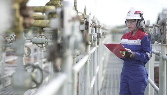 Tim PEP Sangasanga Field memasang Hydraulic Pumping Unit (HPU) artificial lift yang berhasil mendorong produksi hingga 1.893 BOPD pada pertengahan April. Foto: HO/PEP Sangasanga Field