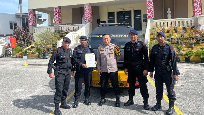 Tim Penjinak Bom (Jibom) Brimobda Kalimantan Timur bergerak cepat melakukan sterilisasi di 93 gereja yang tersebar di seluruh penjuru Kota Balikpapan. Foto: HO/Humas Polresta Balikpapan