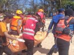Tim SAR Gabungan dan aparat kepolisian melakukan evakuasi darurat penemuan mayat seorang pria, Senin (7/4/2025). Foto: BorneoFlash/Ist