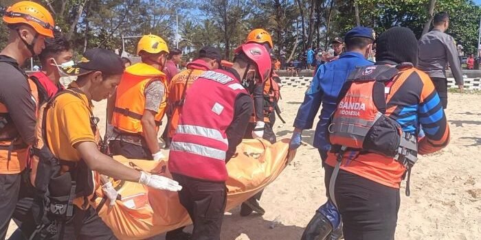 Tim SAR Gabungan dan aparat kepolisian melakukan evakuasi darurat penemuan mayat seorang pria, Senin (7/4/2025). Foto: BorneoFlash/Ist