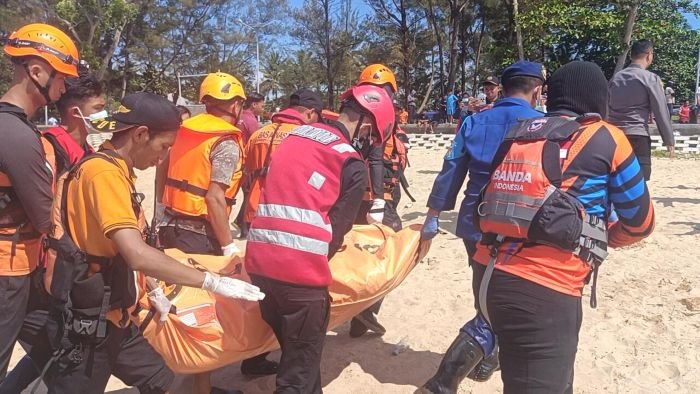 Tim SAR Gabungan dan aparat kepolisian melakukan evakuasi darurat penemuan mayat seorang pria, Senin (7/4/2025). Foto: BorneoFlash/Ist