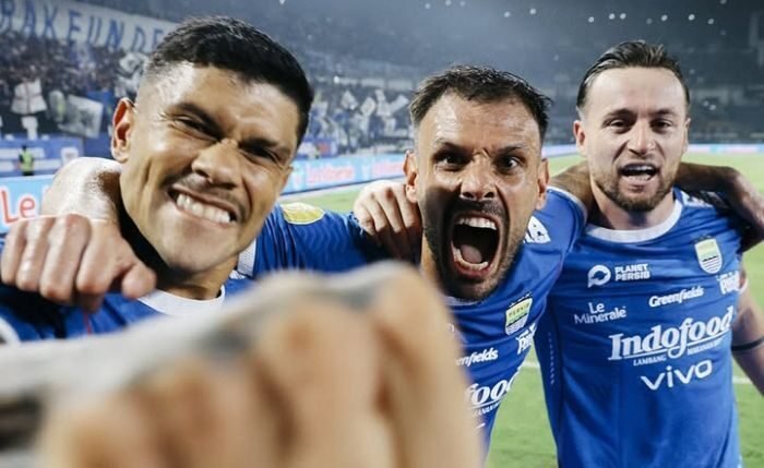 Tyronne del Pino merayakan golnya bersama Marc Klok dan Ciro Alves, dalam pertandingan melawan PSS Sleman, di Gelora Bandung Lautan Api, Sabtu (26/4/2025). Foto: Instagram Persib Bandung