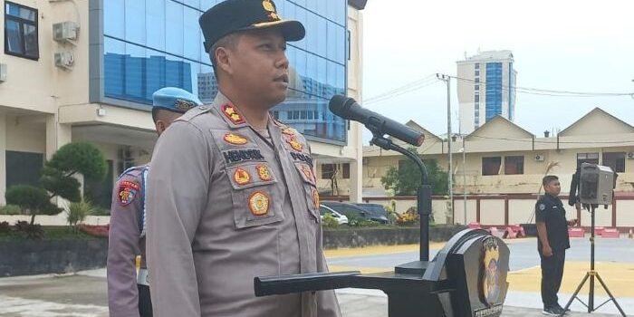 Wakapolresta Balikpapan AKBP Hendrik E.B., S.H., S.I.K., Saat apel jam pimpinan dalam rangka memperingati Hari Kartini, Senin (21/4/2025. Foto: HO/Humas Polresta Balikpapan