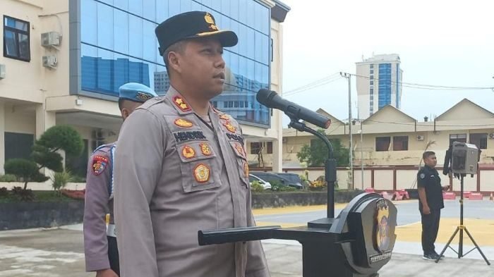 Wakapolresta Balikpapan AKBP Hendrik E.B., S.H., S.I.K., Saat apel jam pimpinan dalam rangka memperingati Hari Kartini, Senin (21/4/2025. Foto: HO/Humas Polresta Balikpapan