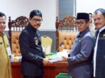 Wakil Bupati Abdul Waris Muin (dua dari kiri) , menyampaikan rancangan awal RPJMD Kabupaten PPU Tahun 2025–2029 dalam Rapat Paripurna DPRD Kabupaten PPU, Selasa (15/4/2025). Foto: BorneoFlash/IST