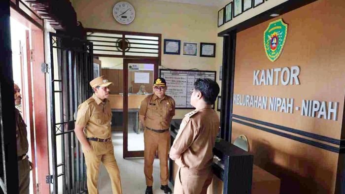 Wakil Bupati PPU, Abdul Waris Muin melakukan sidak ke sejumlah kantor kelurahan, Senin (14/4/2025) pagi. Foto: BorneoFlash/IST