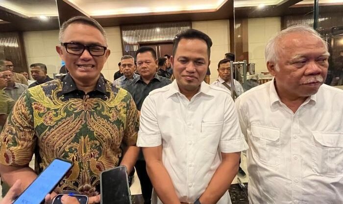 Wakil Kepala BIN, Komjen Pol Imam Sugianto,Gubernur Kalimantan Timur, Rudy Mas’ud dan Kepala Otorita IKN Basuki Hadimulyono usai pertemuan silaturahmi, di Hotel Novotel Balikpapan, pada hari Senin malam (21/4/2025). Foto: BorneoFlash/NikenSulastri