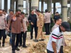 Wakil Ketua Komisi III DPRD Kota Balikpapan, Halili Adinegara Bersama Anggota Dewan Komisi III saat meninjau lokasi banjir di Jalan Tepo Kelurahan Karang Joang, Balikpapan Utara, pada hari Senin (14/4/2025). Foto: BorneoFlash/Ardian