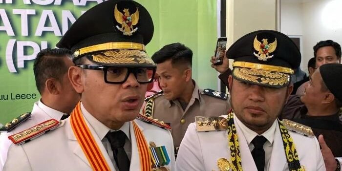 Wakil Menteri Dalam Negeri, Bima Arya Sugiarto, dalam kunjungannya ke Puskesmas Gunung Bahagia, pada Jumat (25/4/2025). Foto: BorneoFlash/Niken Sulastri