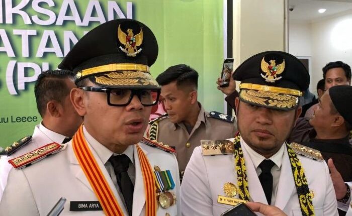 Wakil Menteri Dalam Negeri, Bima Arya Sugiarto, dalam kunjungannya ke Puskesmas Gunung Bahagia, pada Jumat (25/4/2025). Foto: BorneoFlash/Niken Sulastri