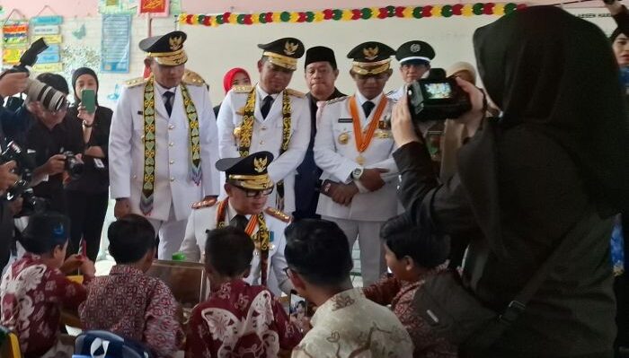 Wakil Menteri Dalam Negeri RI, Bima Arya Sugiarto, melakukan kunjungan ke SDN 015 Balikpapan Selatan untuk memantau langsung pelaksanaan Program Makan Bergizi Gratis, pada hari Jumat (25/4/20250. Foto: BorneoFlash/Niken Sulastri