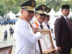 Wakil Menteri Dalam Negeri RI, Bima Arya Sugiarto menyerahkan piagam penghargaan dalam upacara peringatan Hari Otonomi Daerah (Otda) ke- XXIX yang digelar di Balikpapan Sport and Convention Center (BSCC)/DOME, pada Jumat (25/4/2025). Foto: BorneoFlash/Ist