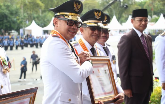 Wakil Menteri Dalam Negeri RI, Bima Arya Sugiarto menyerahkan piagam penghargaan dalam upacara peringatan Hari Otonomi Daerah (Otda) ke- XXIX yang digelar di Balikpapan Sport and Convention Center (BSCC)/DOME, pada Jumat (25/4/2025). Foto: BorneoFlash/Ist