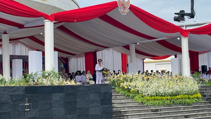 Wakil Menteri Dalam Negeri Republik Indonesia, Bima Arya Sugiarto, bertindak sebagai Inspektur pada upacara peringatan Hari Otda ke-XXIX, di Halaman Balikpapan Sport Convention Center (BSCC)/DOME, Jumat (25/4/2025). Foto: BorneoFlash/Niken Sulastri