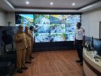 Wakil Wali Kota Balikpapan, H. Bagus Susetyo saat mengunjungi ruangan Traffic Management Center di Kantor Dishub Balikpapan. Foto: BormeoFlash/Niken Sulastri