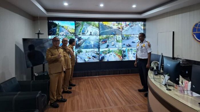 Wakil Wali Kota Balikpapan, H. Bagus Susetyo saat mengunjungi ruangan Traffic Management Center di Kantor Dishub Balikpapan. Foto: BormeoFlash/Niken Sulastri