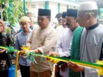 Wakil Wali Kota Bontang, Agus Haris, secara simbolis menyerahkan satu unit rumah layak huni kepada Lasahi (69), warga Kelurahan Berebas Tengah, Kecamatan Bontang Selatan, Jumat (11/4/2025). Foto: HO
