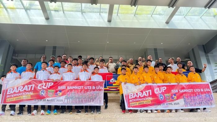 Wakil Wali Kota Samarinda, Saefuddin Zuhri melepas keberangkatan SSB Samkot U-13 dan U-14 mengikuti Barkati Cup International di Surabaya. Foto: BorneoFlash.com/ Nur Ainunnisa