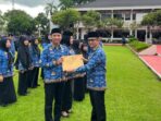 Wali Kota Balikpapan, H. Rahmad Mas’ud, menyerahkan SK PPPK di Halaman Balai Kota Balikpapan, pada Kamis (17/4/2025). Foto: BorneoFlash/Niken Sulastri