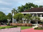Wali Kota Balikpapan, H. Rahmad Mas’ud, saat memimpin apel pagi pegawai Pemkot Balikpapan di halaman Balai Kota, pada Selasa (8/4/2025). Foto: BorneoFlash/Niken Sulastri